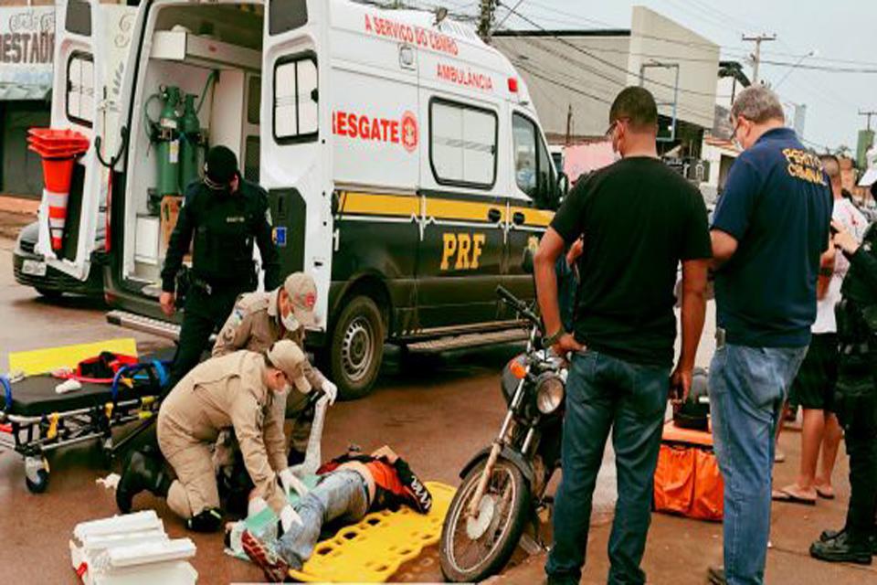 Motoboy fica com fratura exposta após bater de frente com caminhonete 