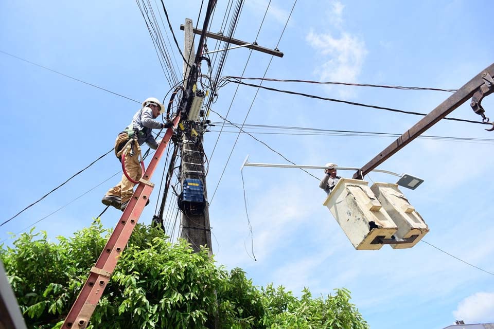 Ruas do bairro 2 de Abril no 1º Distrtito recebem instalação de luminárias de LED