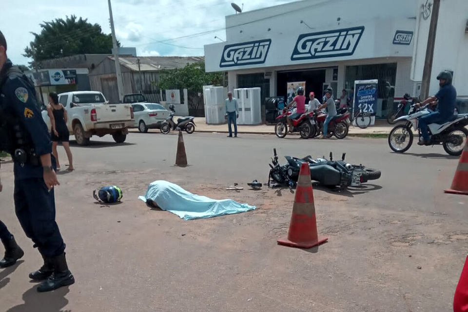 Motociclista morre após colidir com caminhão caçamba em Alvorada
