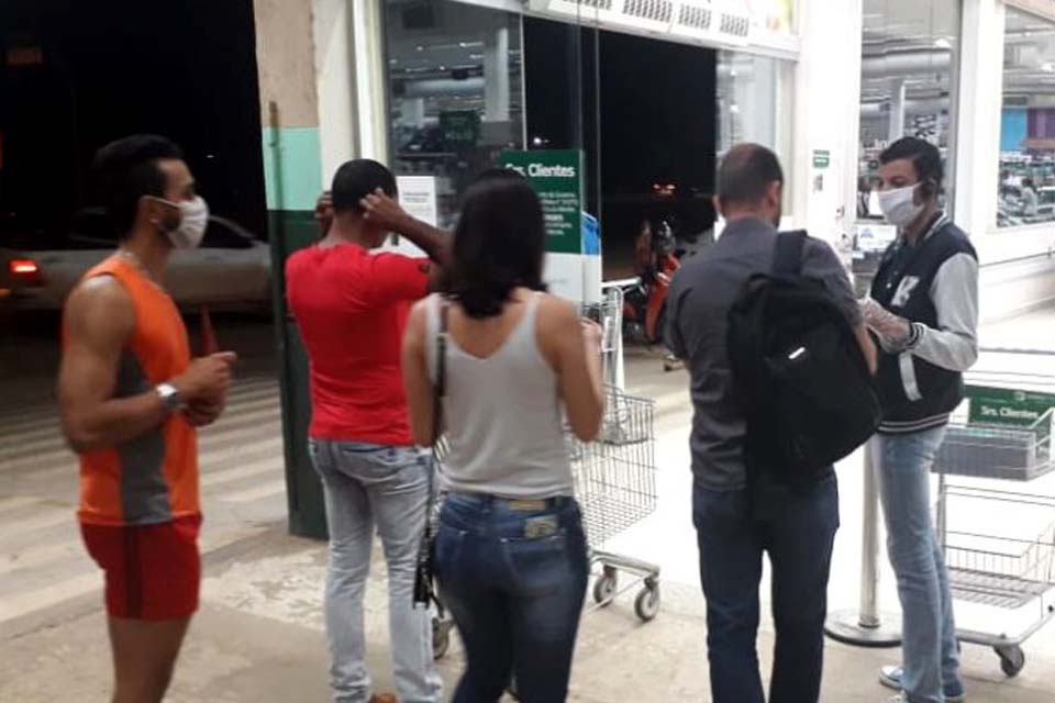 Em cumprimento a decreto todos os comércios exigem que clientes usem máscaras