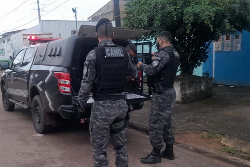 Suspeito foge de abordagem e deixa esposa ser presa com arma e drogas 