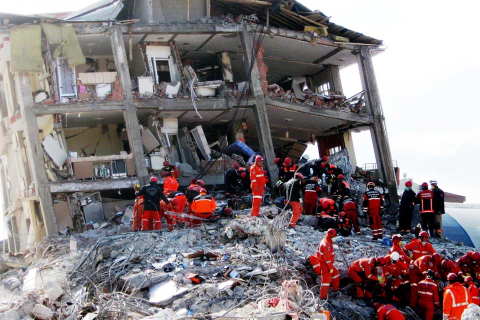 Novo terremoto atinge a Turquia, mata uma pessoa e destrói dezenas de prédios