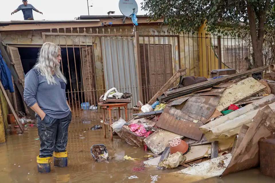 Vítimas das enchentes esperam por moradias definitivas no RS  