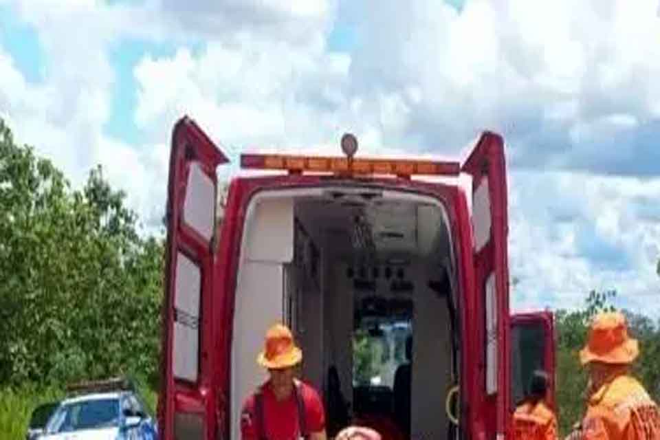 Passageira fica presa nas ferragens após carro capotar na RO 010  