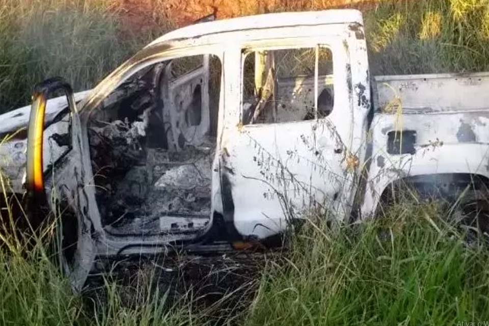 Caminhonete Amarok é encontrada em chamas na madrugada