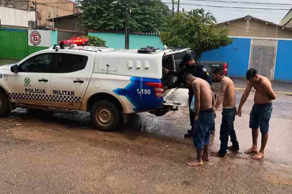 Polícia militar fecha boca de fumo e prende três jovens na zona leste