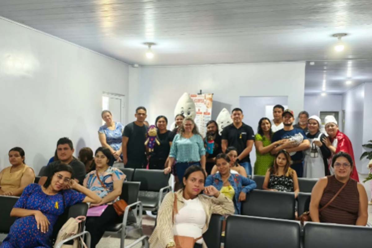 Teatro de fantoches leva informação e acolhimento às famílias sobre a importância da amamentação