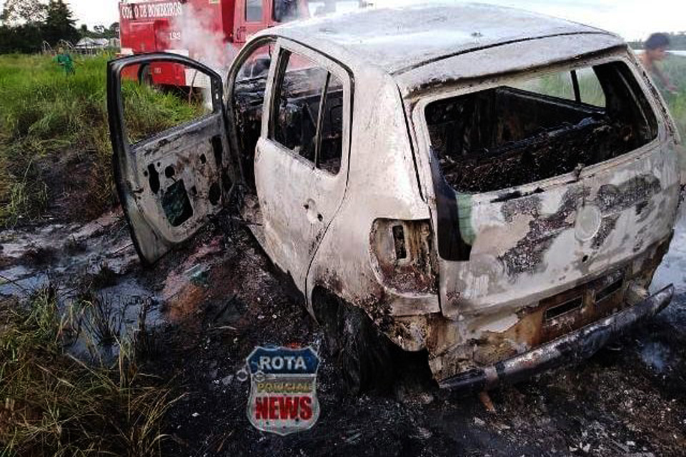 Veículo é completamente destruído por incêndio no setor Embratel em Vilhena