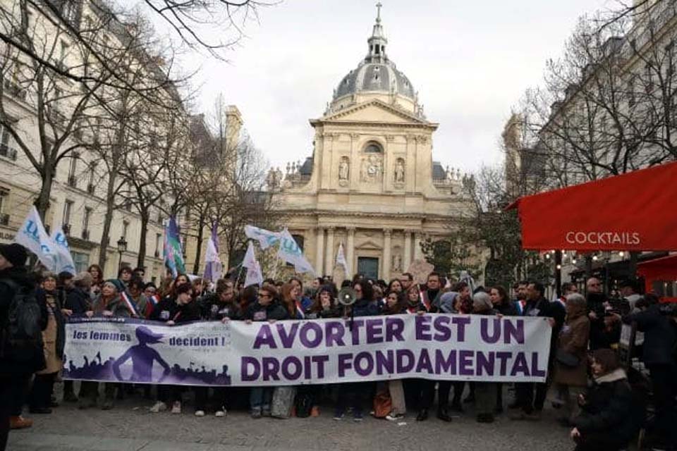 França é o primeiro país a inscrever direito ao aborto na Constituição
