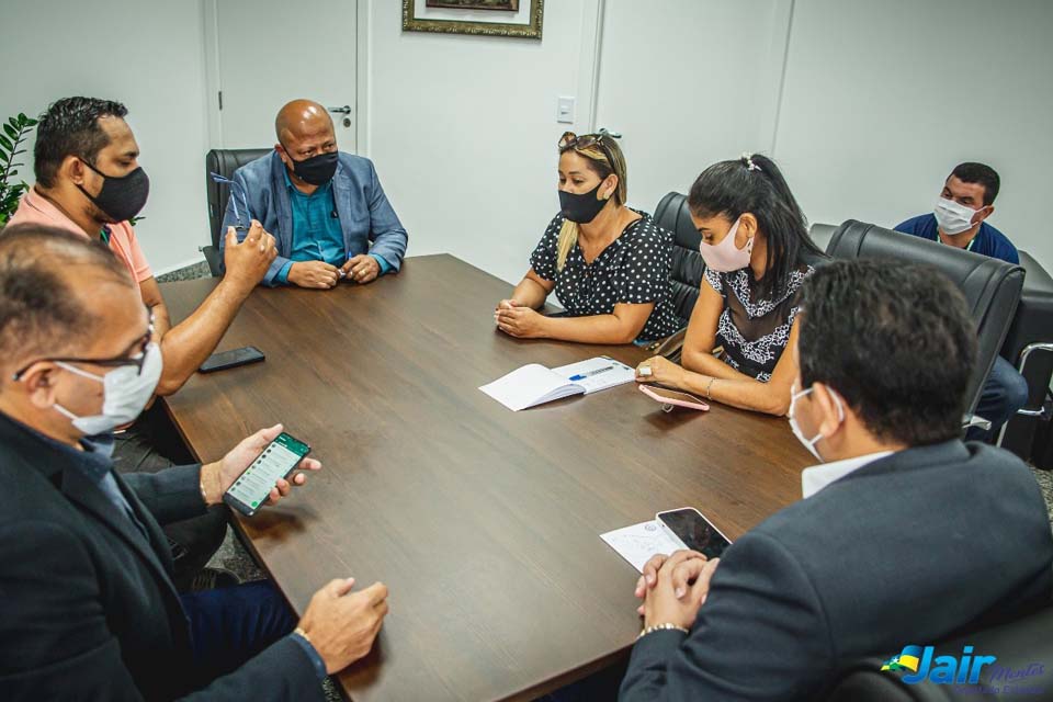 Jair Montes recebe demandas dos moradores do Cristal da Calama e inclui ajuda a distribuição do Sopão