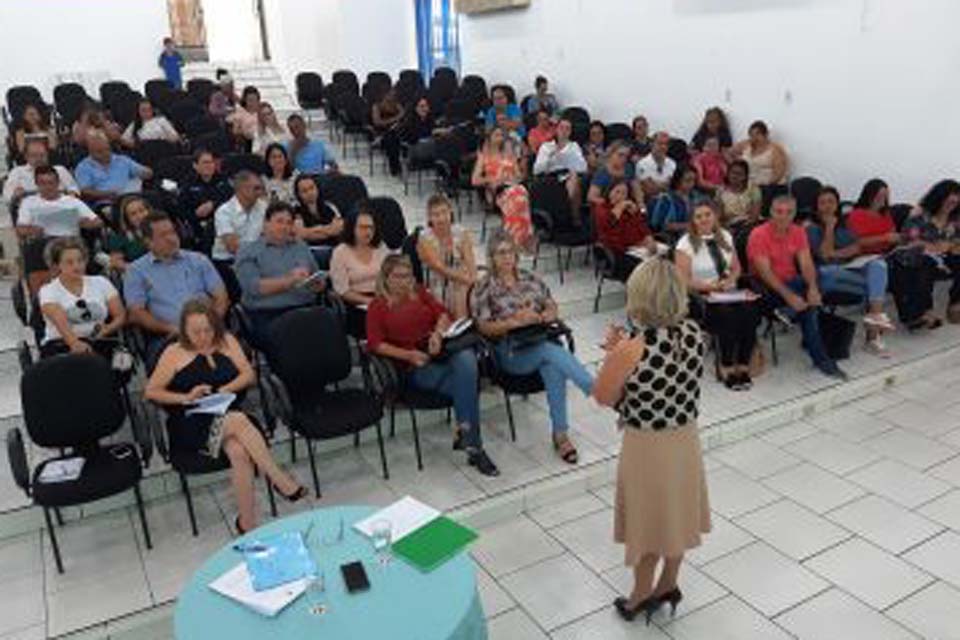 Diretrizes de trabalho para 2020 são apresentadas a 42 gestores de escolas estaduais