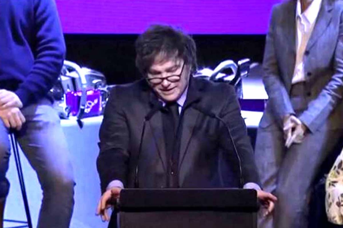 Javier Milei canta e acende tocha em celebração do Dia da Independência de Israel