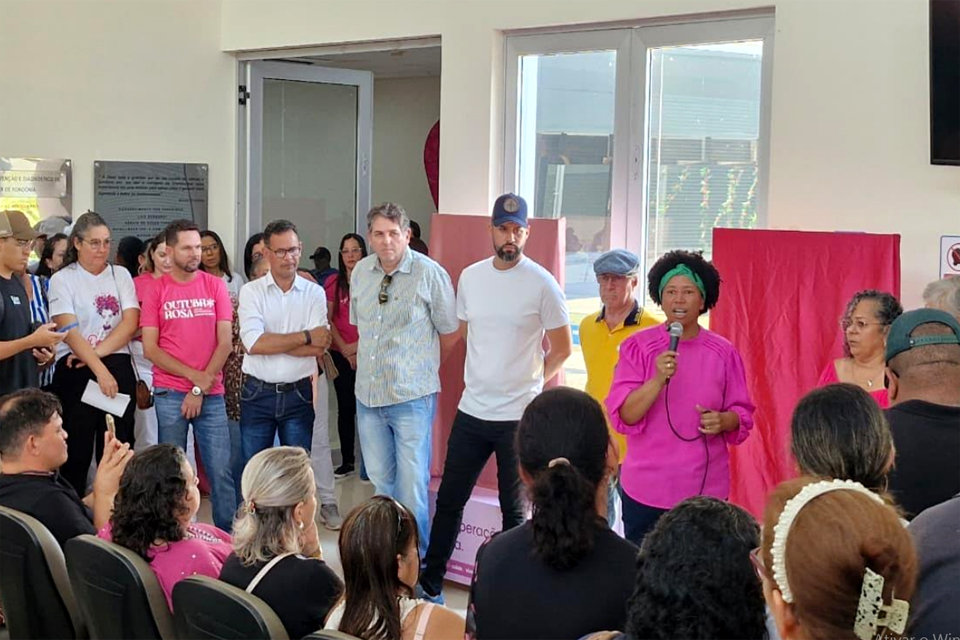 Sílvia Cristina destaca a exposição Histórias que Transformam Dor em Esperança, alusiva ao Outubro Rosa