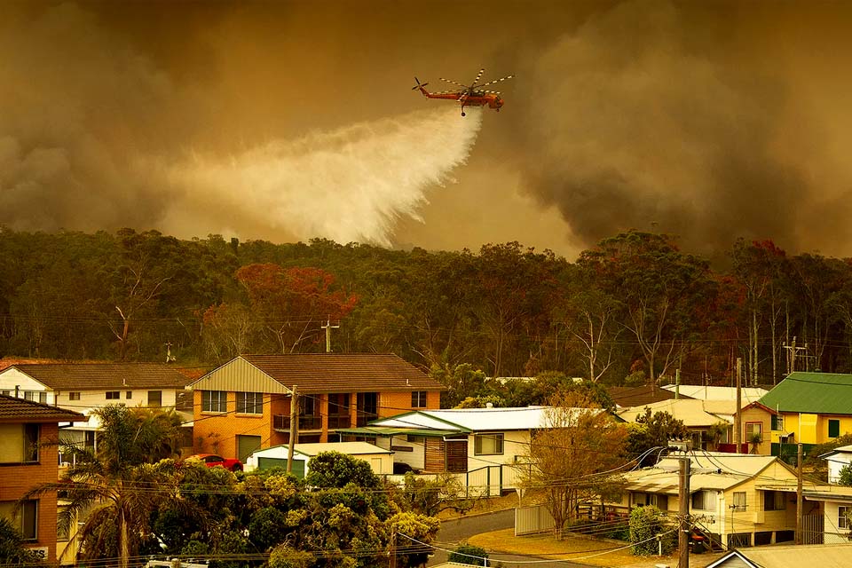 Incêndios no leste da Austrália causa morte e deixam 100 casas destruídas