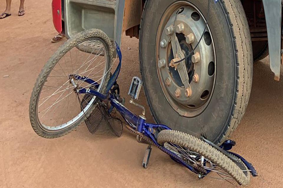 Adolescente tem perna dilacerada em atropelamento por caçamba 