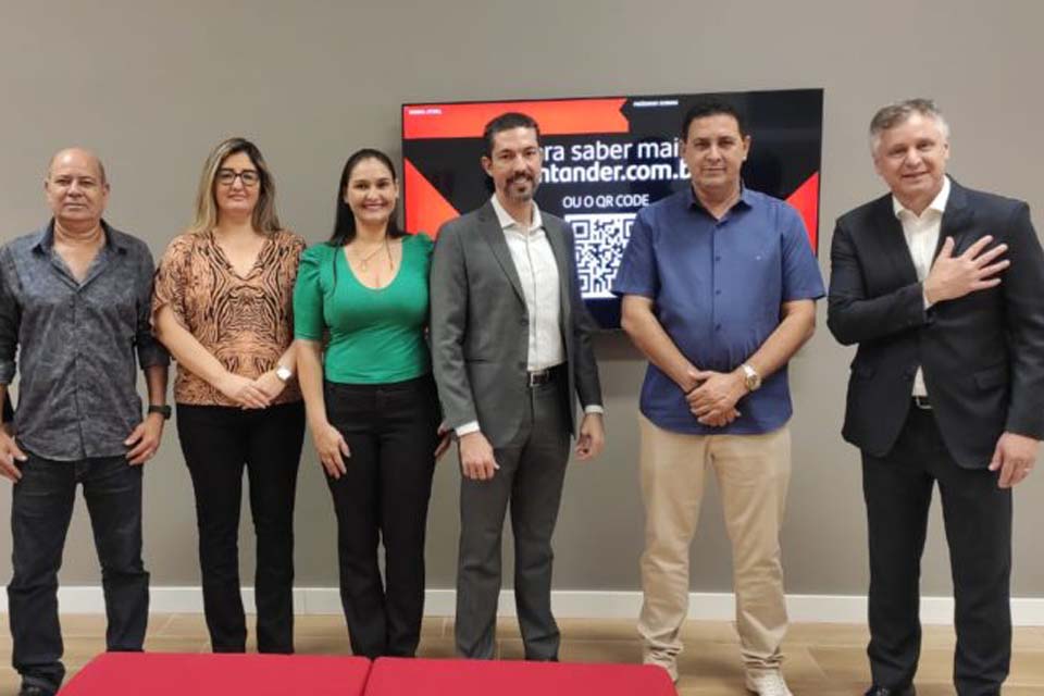 Prefeito Aldo Júlio participa da inauguração da agência Santander no município