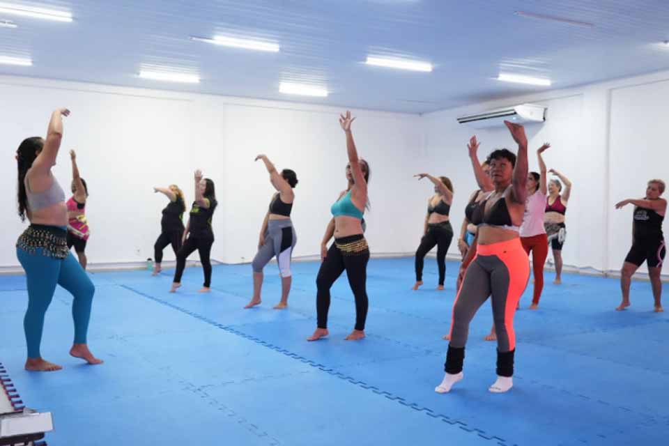 Aulas gratuitas de Dança do Ventre na Vila Olímpica Chiquilito Erse reúnem participantes de todas as idades
