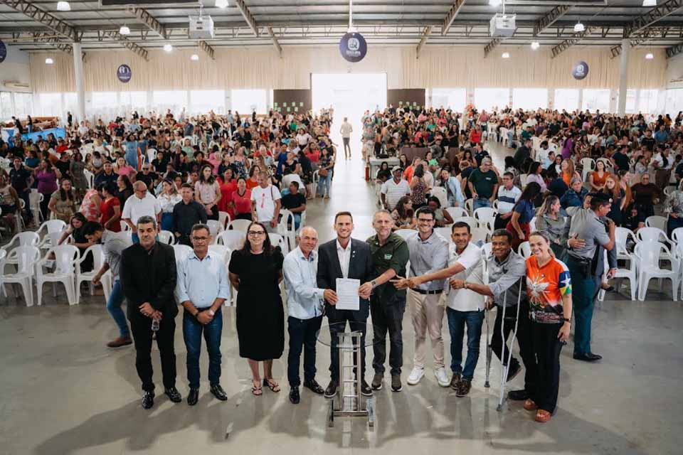 Prefeito Affonso Cândido anuncia reajuste ao piso do magistério para professores da rede municipal 