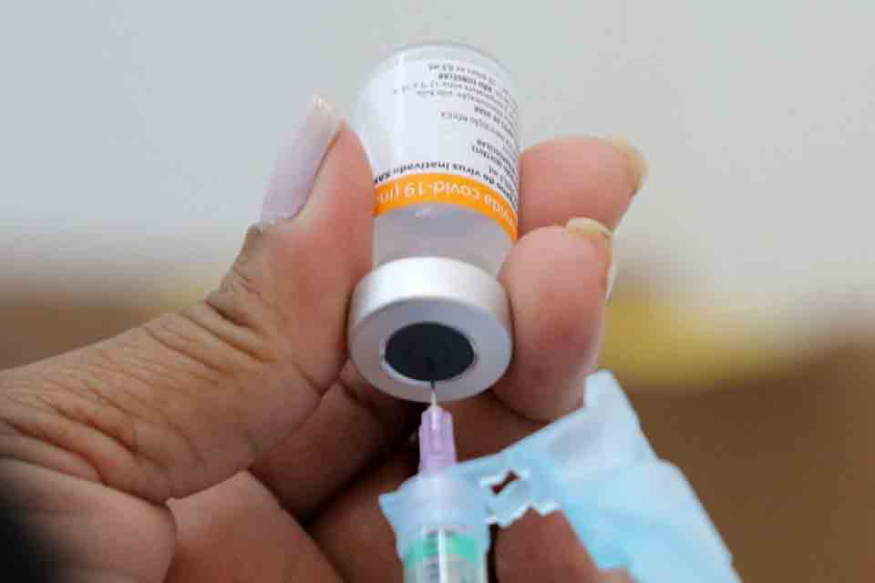 Após pico da Ômicron, aumentar vacinação pode bloquear coronavírus