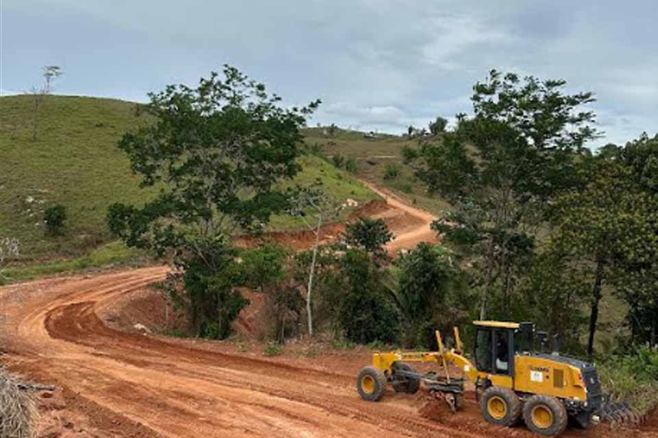 Prefeitura de Ji-Paraná realiza rebaixamento de morros e cascalhamento na Linha 206