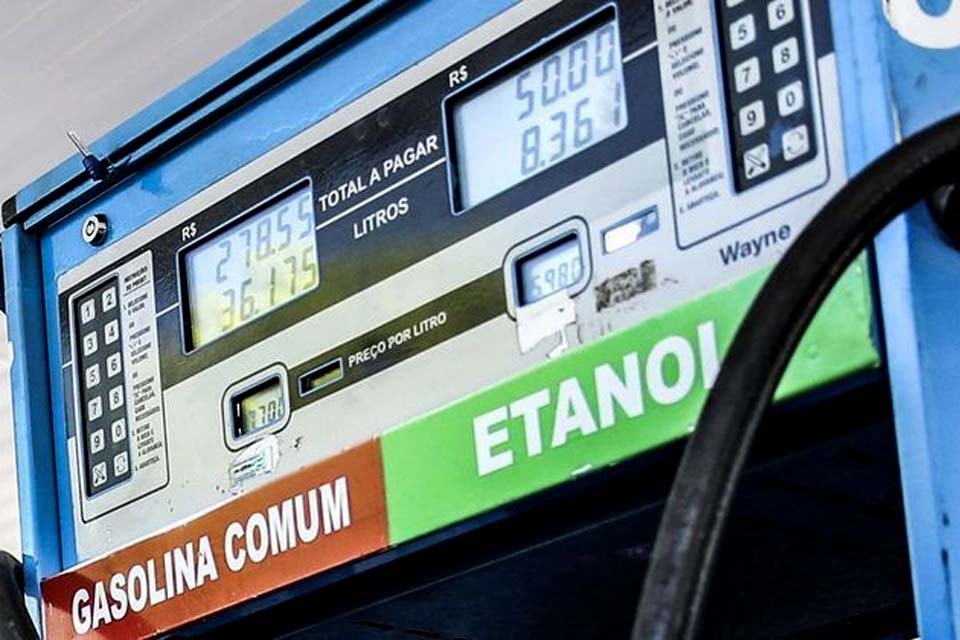 Parlamentares querem volta da isenção de impostos federais sobre combustíveis