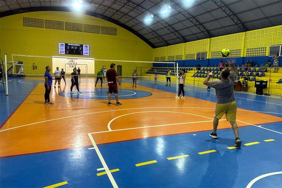 Pais de alunos do Programa Talentos do Futuro participam de jogos de voleibol