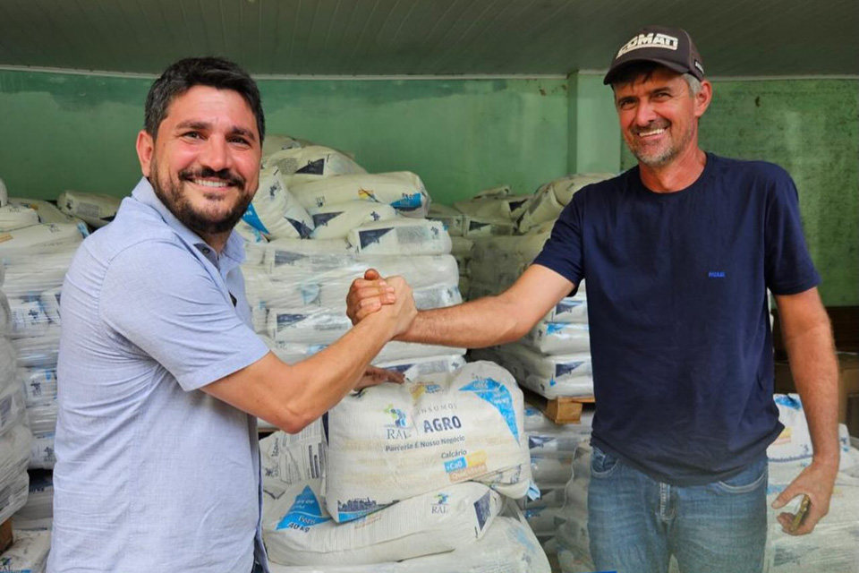 Emenda de Jean Mendonça viabiliza distribuição de 430 toneladas de calcário a produtores de Pimenta Bueno