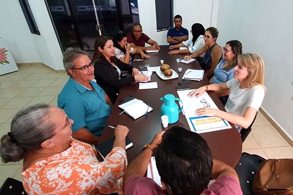 Semec realiza reunião para planejamento do transporte escolar