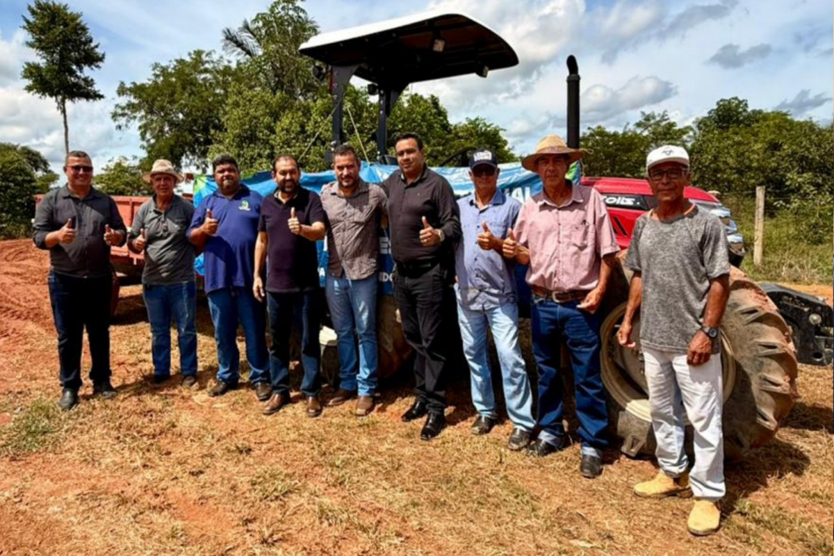 Laerte Gomes participa da entrega de trator para associação de produtores rurais em Vale do Anari