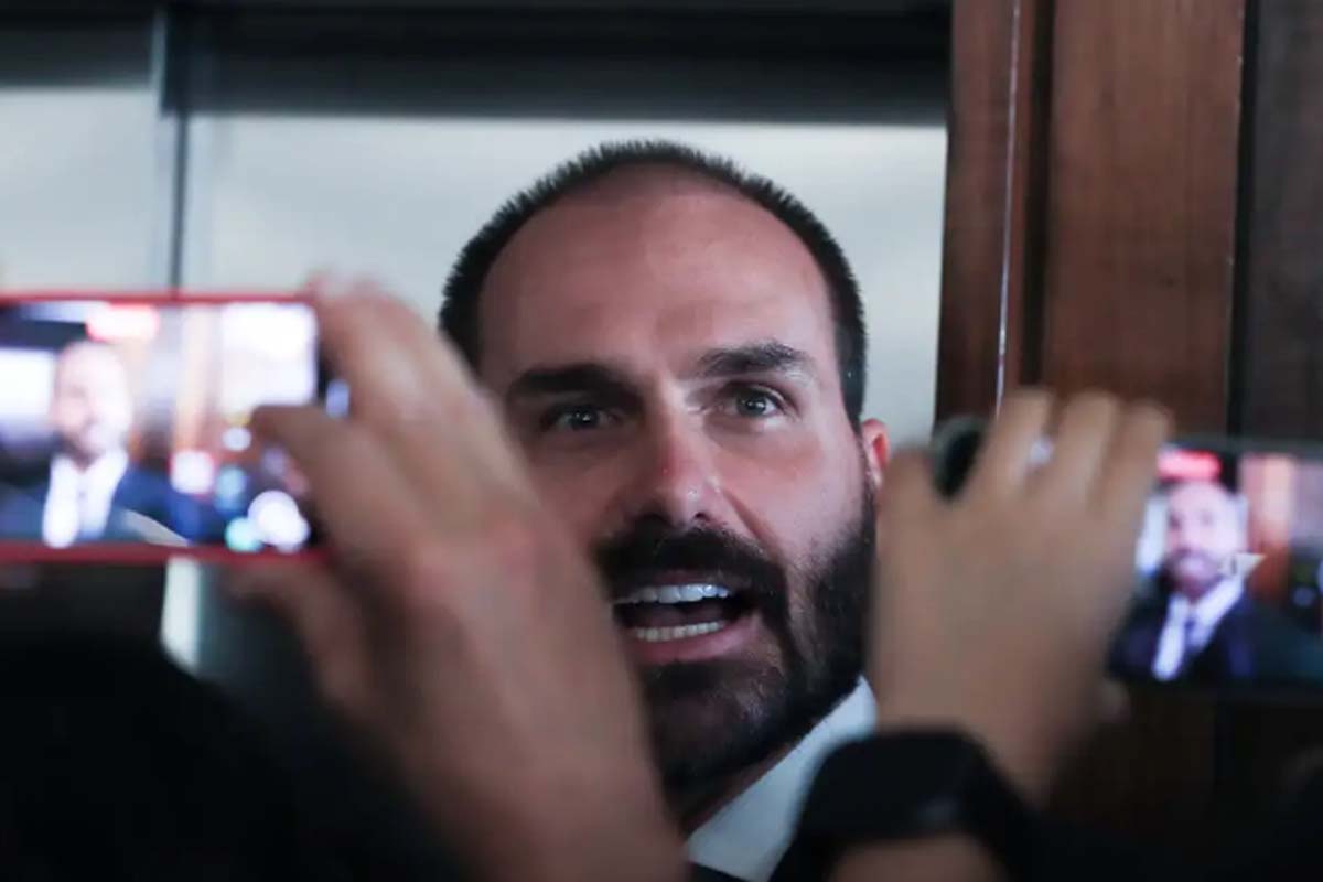 Alexandre de Moraes vota para condenar Eduardo Bolsonaro por difamação