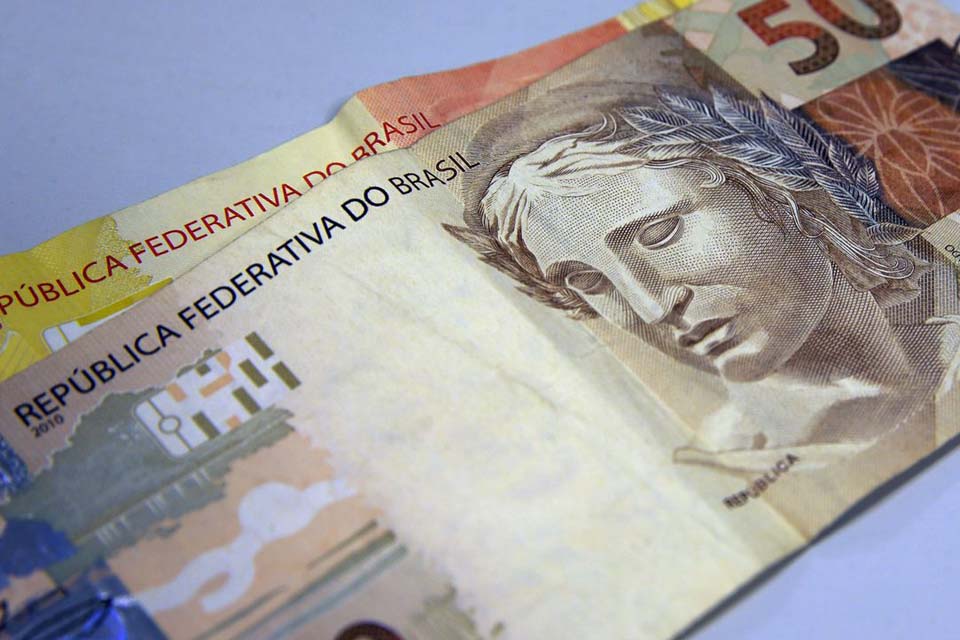 Bolsonaro assina MP que eleva salário mínimo para R$ 1.045