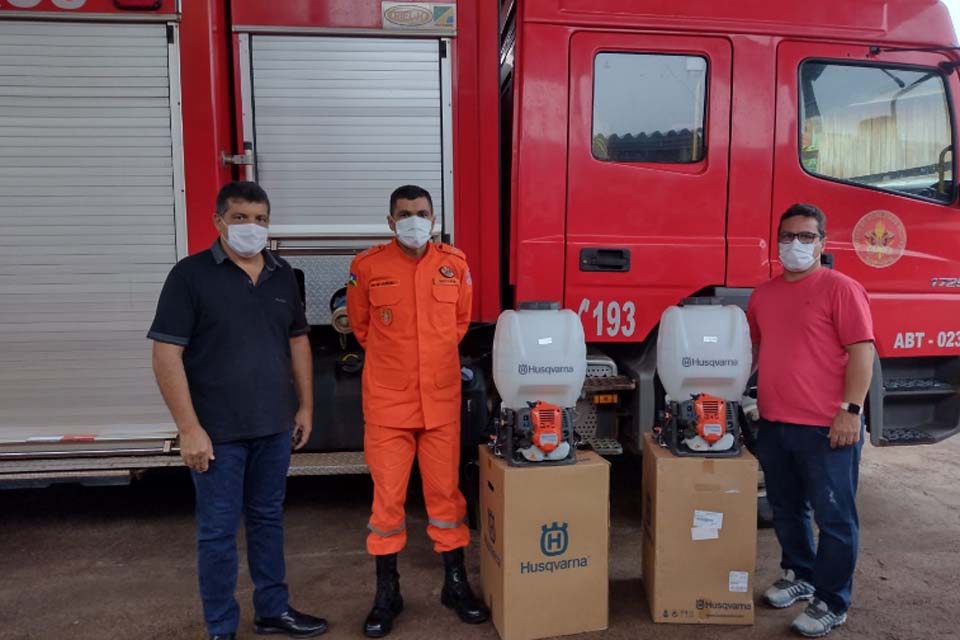Defesa Civil em parceria com a SEMAGRI entrega equipamentos de conbate a incêndio ao Corpo de Bombeiros