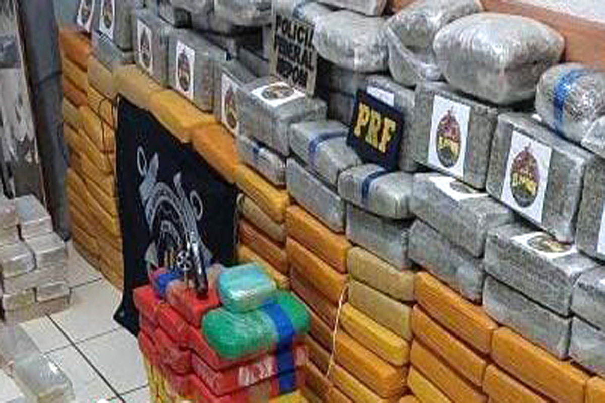 Operação prende dupla com 140kg de drogas e arma em embarcação