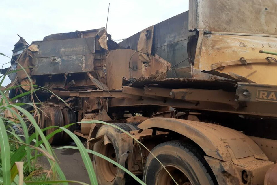 Colisão entre carretas deixa trânsito lento na BR-364 em Pimenta Bueno
