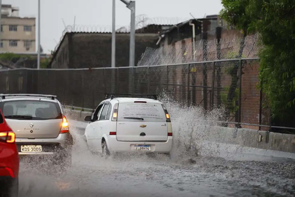 Temporais atingem o estado do Rio; Corpo de Bombeiros do Rio foi acionado para mais de 80 ocorrências