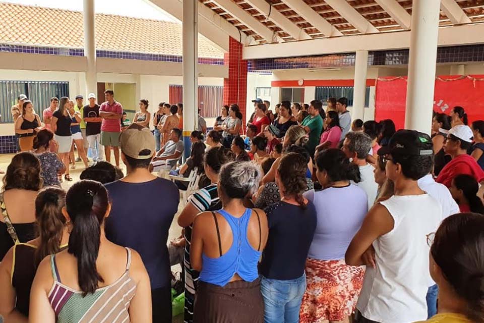 Escolas municipais abriram portões no domingo (12), para acolher pais que aguardam início das matrículas