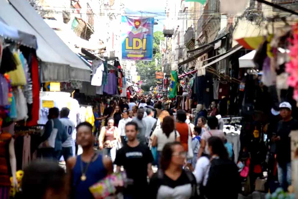 Mais de 8,6 milhões deixam pobreza; Brasil tem melhor nível desde 2012