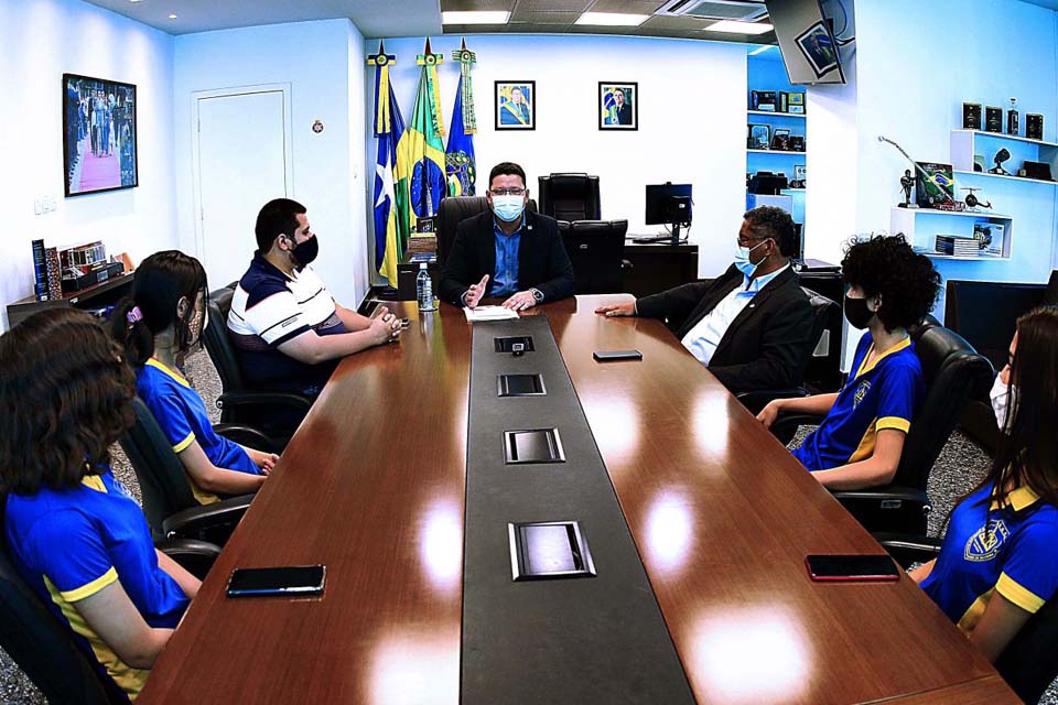 Estudantes são recepcionados por Governador Marcos Rocha e aprendem mais sobre atribuições do Poder Executivo
