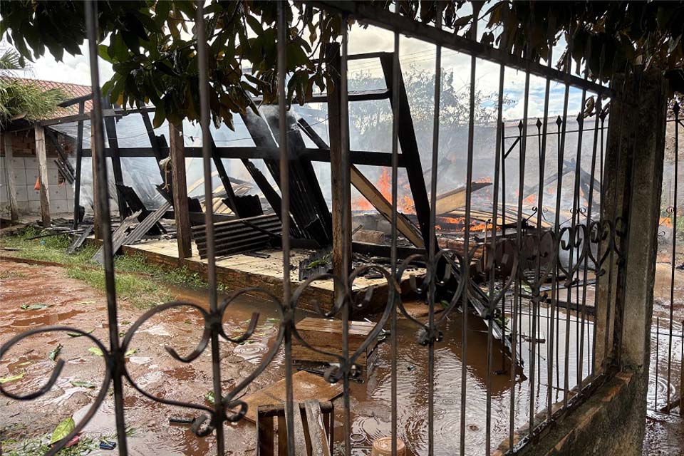 Vizinhos acionam a PM após homem jogar gasolina em casa e atear fogo