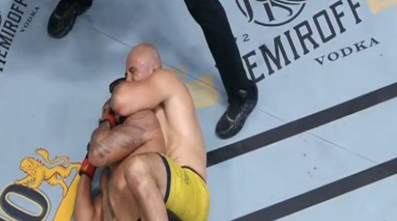 VÍDEO - Assista a finalização de Glover Teixeira sobre Thiago Marreta no UFC Las Vegas