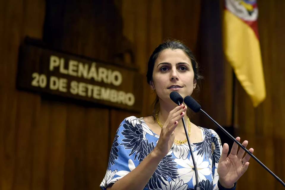 Manuela D'Ávila descarta concorrer nas eleições de 2022: 'não são os mandatos que me fizeram militante'
