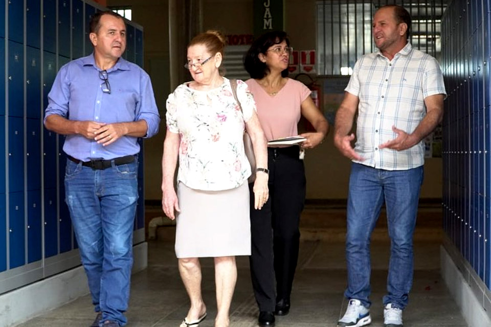 Deputado Estadual Cirone Deiró se reúne com gestores de escola em Vilhena para ouvir demandas