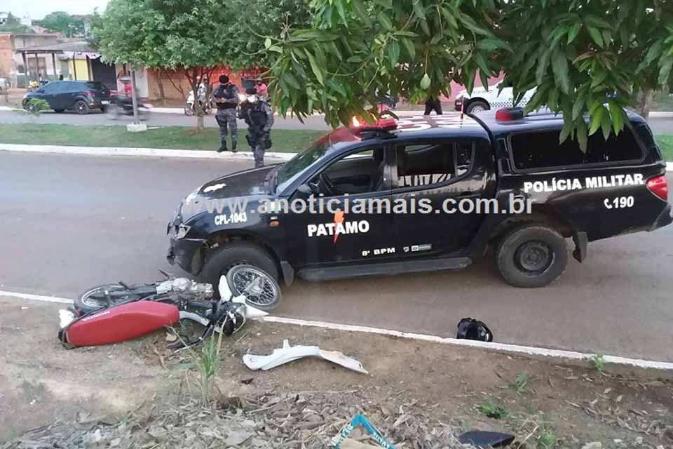 Durante perseguição, condutor de moto roubada colide em viatura da PM