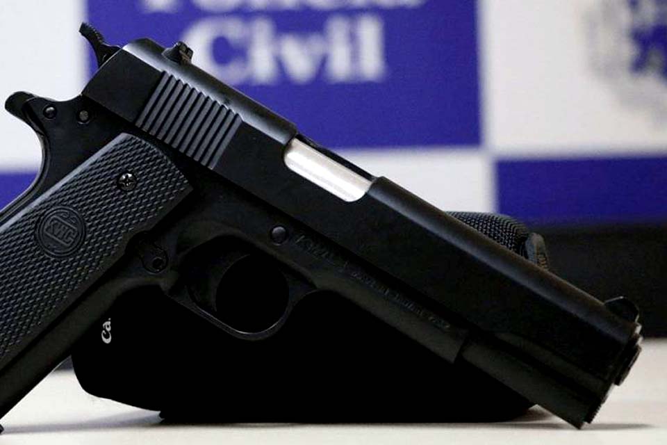 Adolescente é assaltado na porta de casa; ladrão estaria usando arma de brinquedo