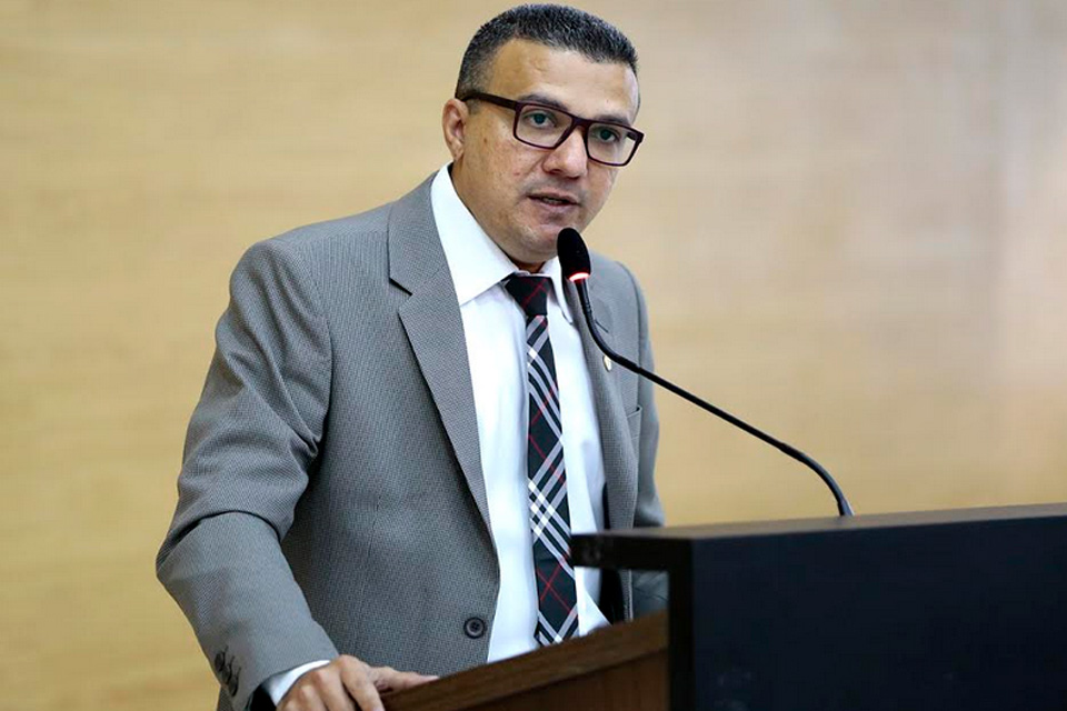 Deputado Alex Silva garante R$ 208 mil para construção de auditório na escola municipal Pingo de Gente
