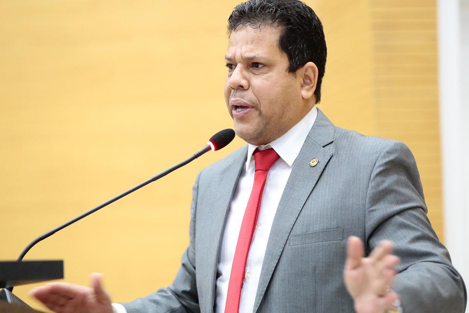 Jair Montes parabeniza colegas pelo trabalho e pede valorização de servidores públicos
