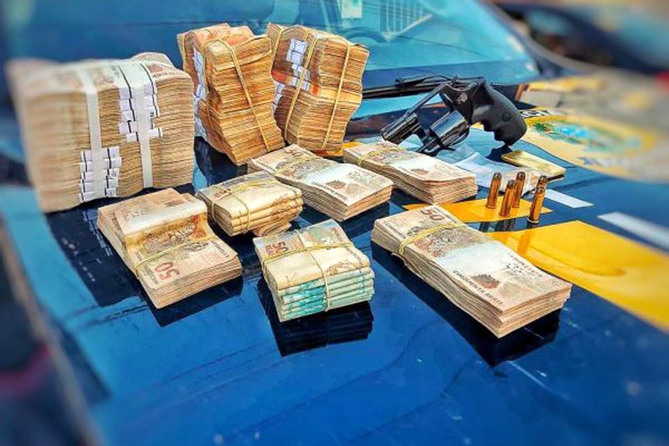 PRF detém motorista com R$ 120 mil, revólver 38 e quase meio quilo de ouro