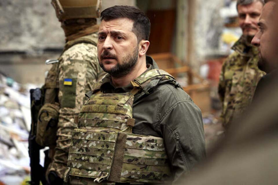 Zelensky visita estaleiros de Istambul que vão construir navios para Kyiv