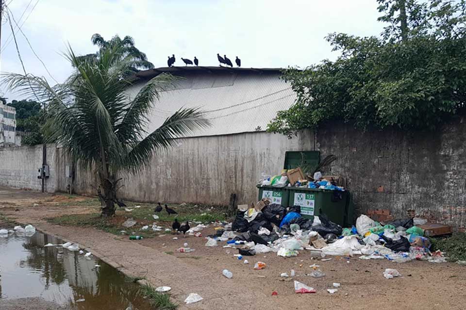 Após troca de empresa responsável pela coleta de lixo, moradores reclamam de sujeira e mau cheiro em Porto Velho