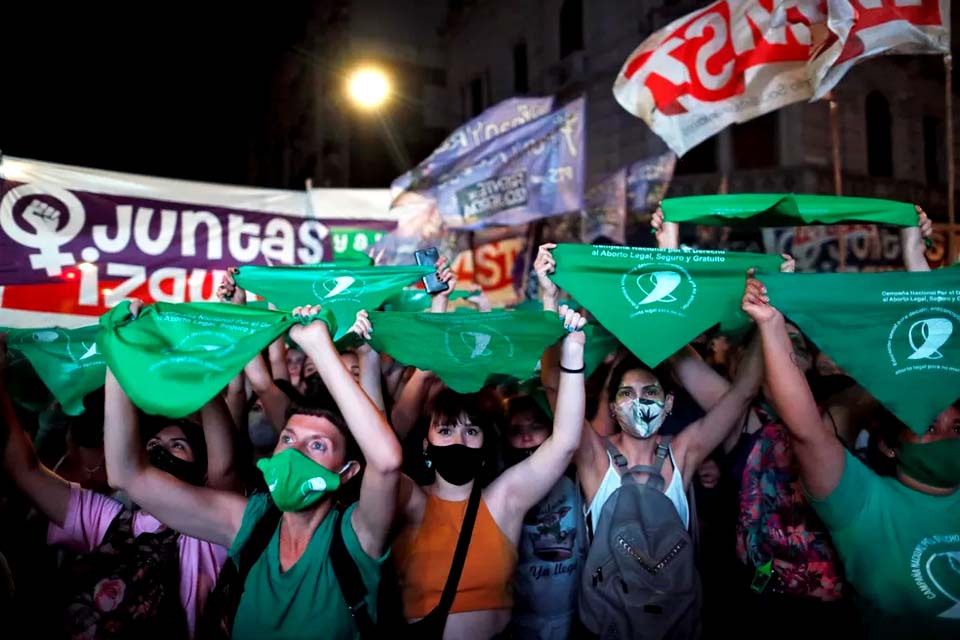 Câmara dos Deputados aprova descriminalização do aborto; projeto segue para o Senado